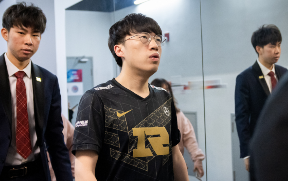 开云下载-RNG险胜SHR，Knight极限生还后反打顶尖较量淘汰赛，让粉丝疯狂欢呼