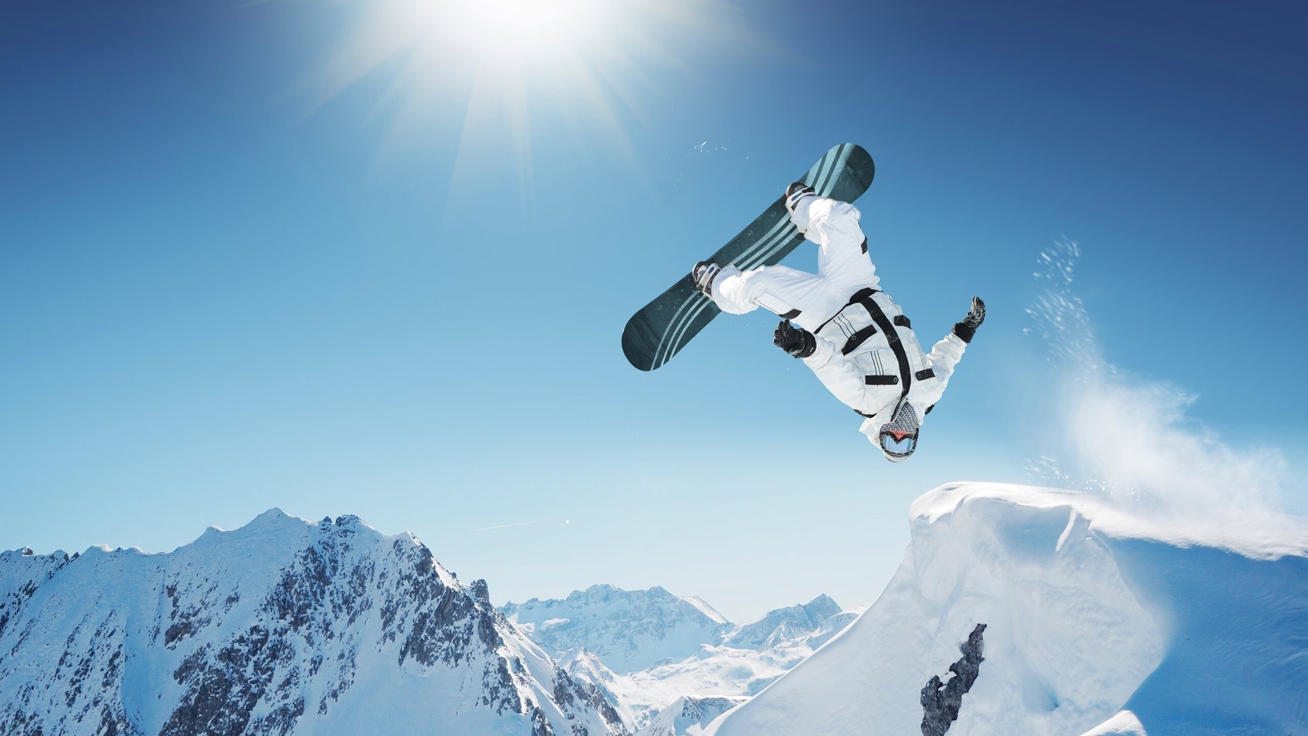 F1揭幕战与篮球之夜，在惊心动魄的交错中，看见「关键先生」的诞生