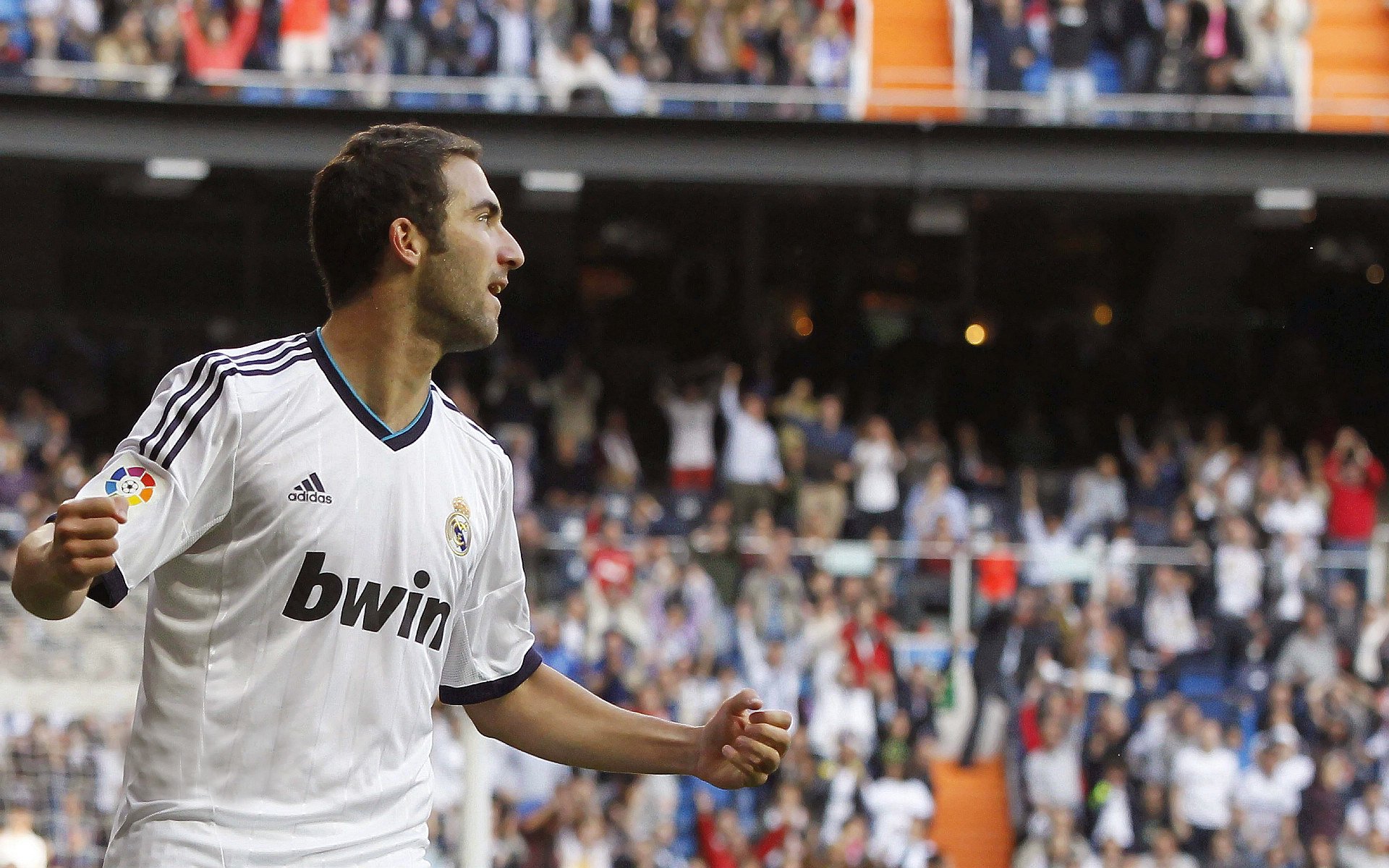 引擎轰鸣与绿茵传奇,当F1速度邂逅足球激情,雷恩末节绝杀利物浦背后是体育精神的交响